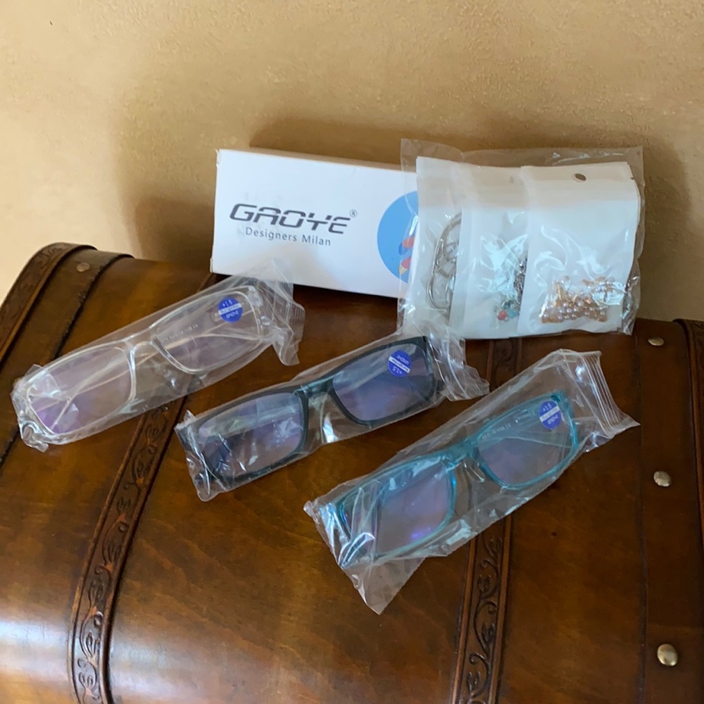 NWT Gaoye set of reading glasses with chains